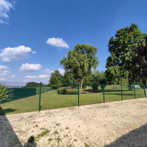 VUE DE L'ENTRÉE SUR LE PARC ET LE TERRAIN DE PETANQUE_1024.jpg